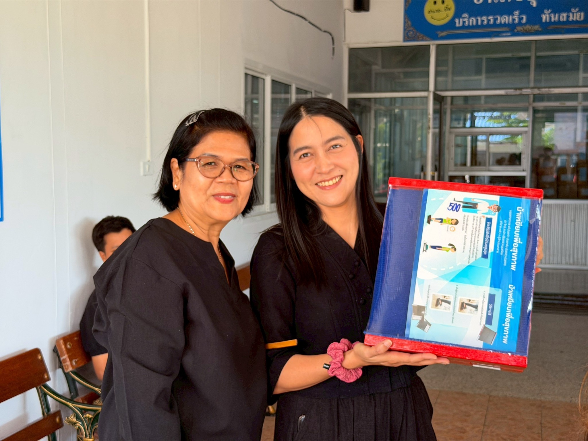 พช.พระสมุทรเจดีย์ ให้กำลังใจผู้ประกอบการ OTOP ที่เข้าร่วมจำหน่ายในโครงการ “ไทยช่วยไทย” กระตุ้นเศรษฐกิจ ลดค่าครองชีพประชาชน