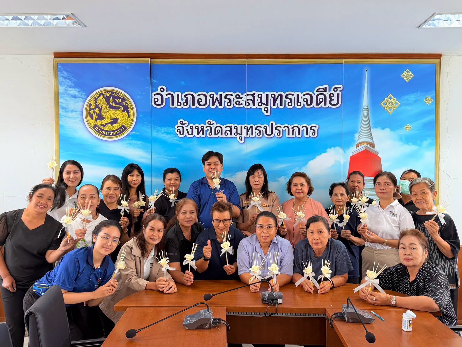 คณะกรรมการพัฒนาสตรีอำเภอ ผู้นำ อช. อำเภอพระสมุทรเจดีย์ ร่วมใจจัดทำดอกไม้จันทน์พระราชทาน