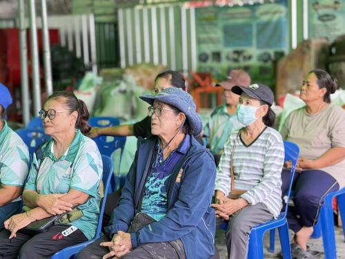 พช.พระสมุทรเจดีย์ ร่วมขับเคลื่อนกิจกรรม “ทางนี้มีผล ผู้คนรักกัน” ส่งเสริมความมั่นคงทางอาหาร สร้างการเรียนรู้ และพัฒนาชุมชนตามหลักปรัชญาของเศรษฐกิจพอเพียง