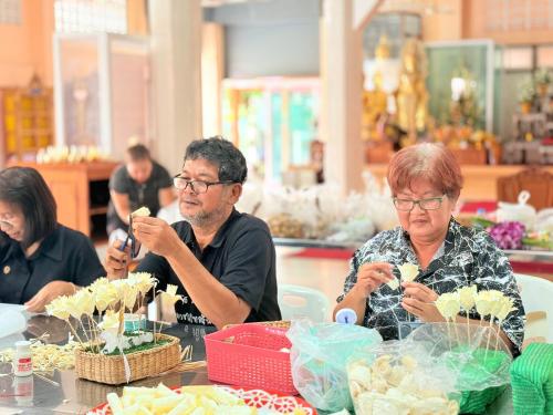 ประชาชนจิตอาสา ตำบลในคลองบางปลากด ร่วมใจจัดทำดอกไม้จันทน์พระราชทาน